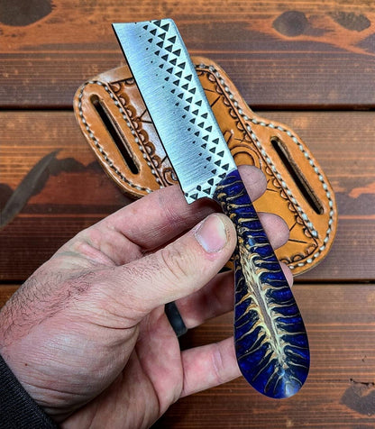 Frontier Cowboy Gear The Ponderosa – Custom Handmade Rasp Steel Bull Cutter Knife with Blue Epoxy Pine Cone Resin Handle & Leather Sheath