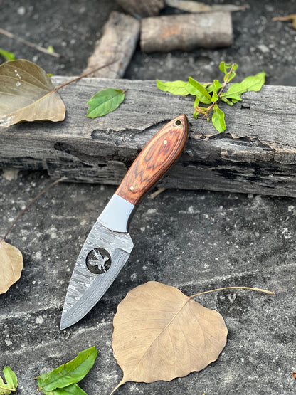 Texan Knives Skinner Knife – 8" Forged Damascus Steel Blade with Wire-Cut, Pakkawood & Steel Bolster Handle + Leather Sheath