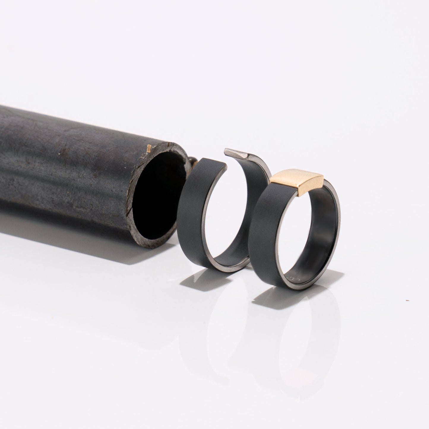 Everyday Outdoors Gunmetal 7mm 14kt Yellow Gold Barrel Band