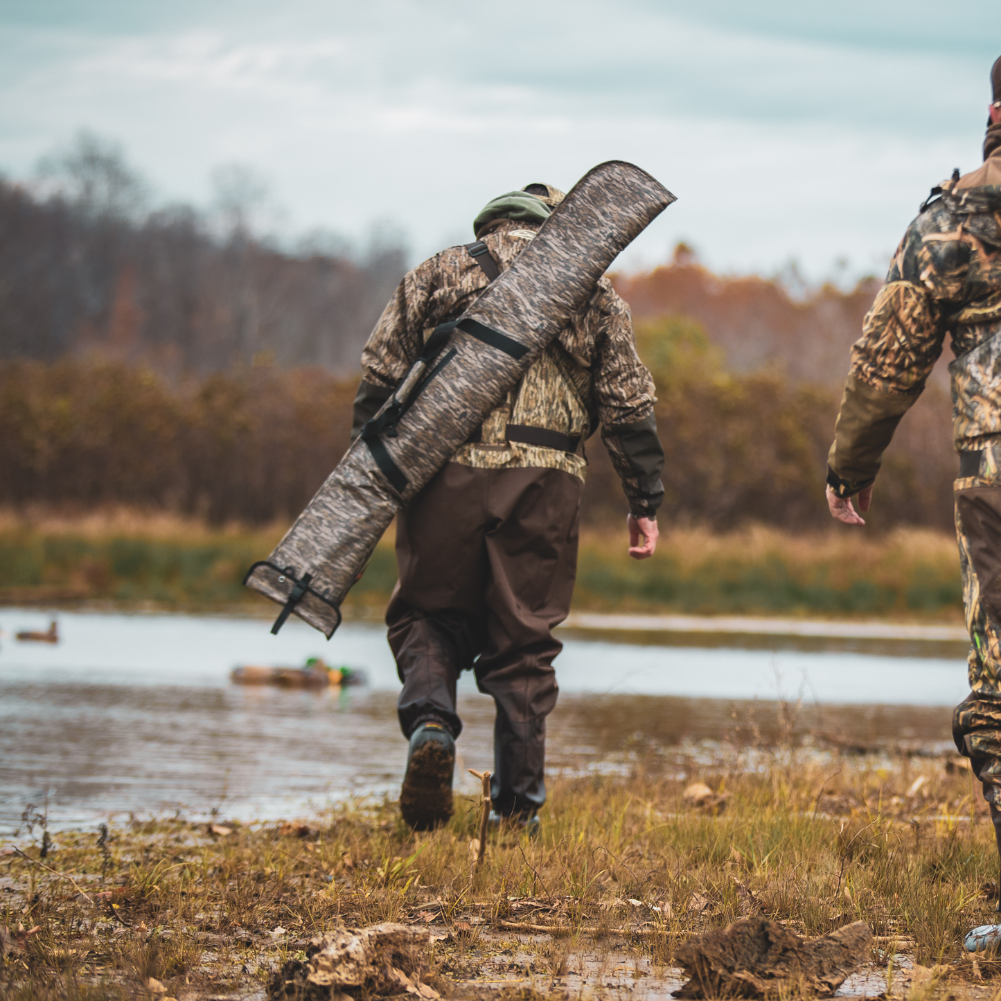 Dry Pocket Mossy Oak - Auto-Sealing, Waterproof, Floating, Scent Proof Shotgun Bag