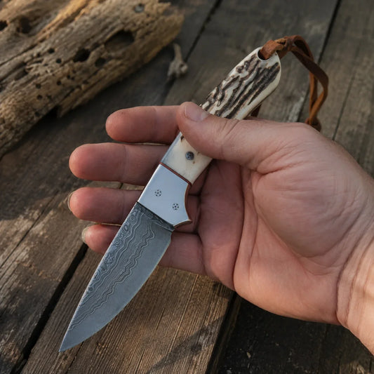 Frontier Cowboy Gear Cross Draw Knife – Damascus Steel, Antler Horn Handle, Steel Bolster & Leather Sheath | 6.25"