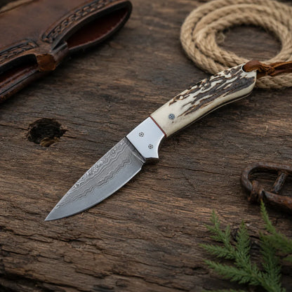 Frontier Cowboy Gear Cross Draw Knife – Damascus Steel, Antler Horn Handle, Steel Bolster & Leather Sheath | 6.25"