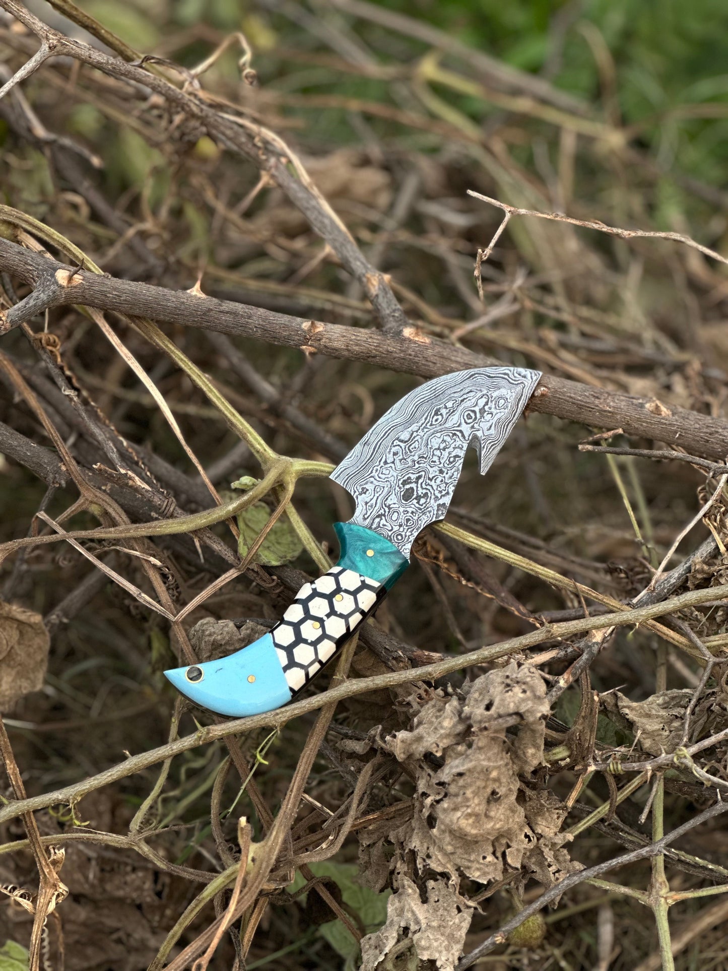 Texan Knives Custom Handmade Damascus Steel Guthook Skinning Knife – Resin Handle 7.5” with Leather Sheath