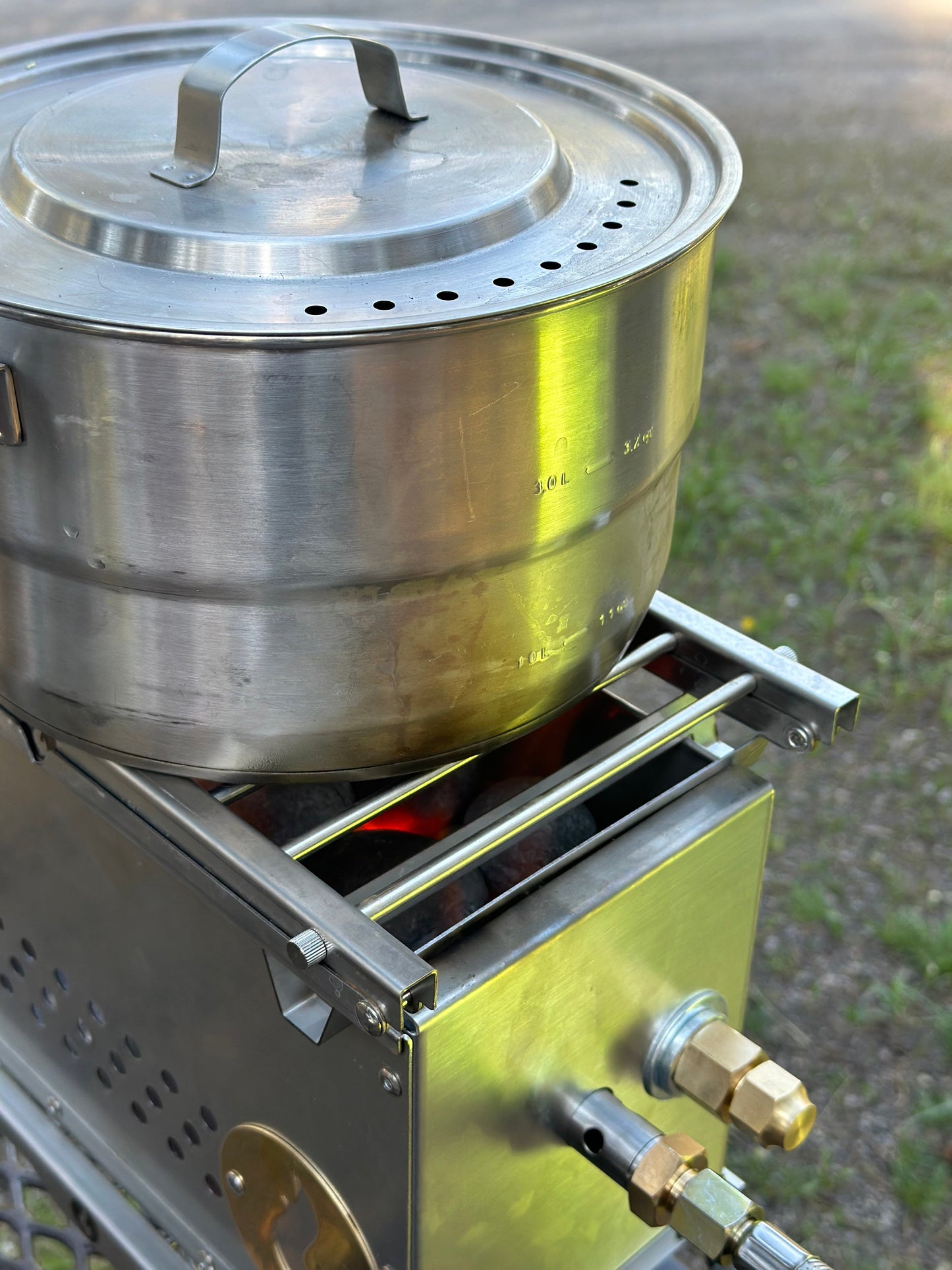 LavaBox Over Under Grill Thingy: Stand and Grill In One!