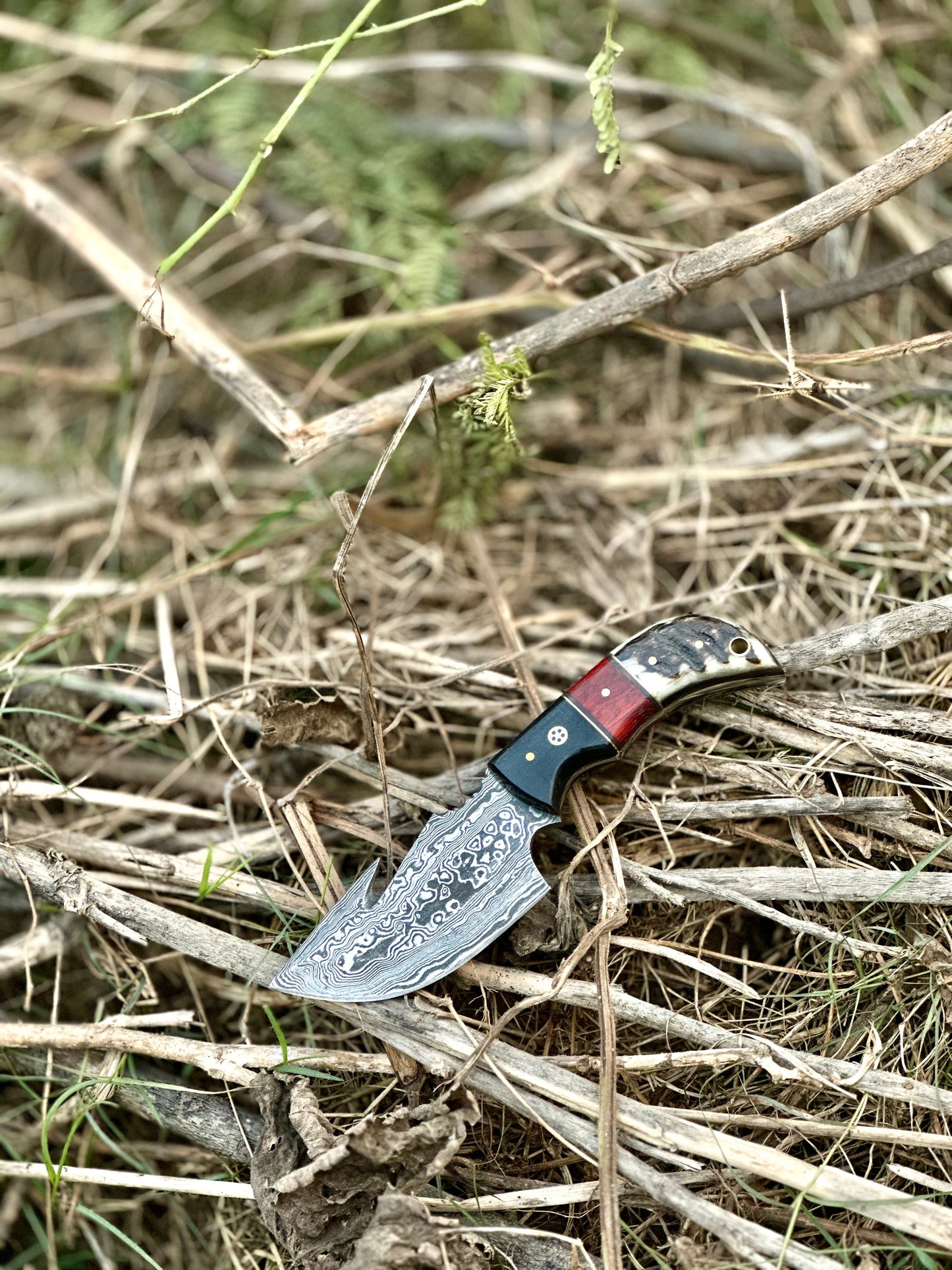 Texan Knives Premium Custom Handmade Damascus Steel Guthook Skinning Knife with Resin Handle - 7.5” Sharp Blade with Leather Sheath