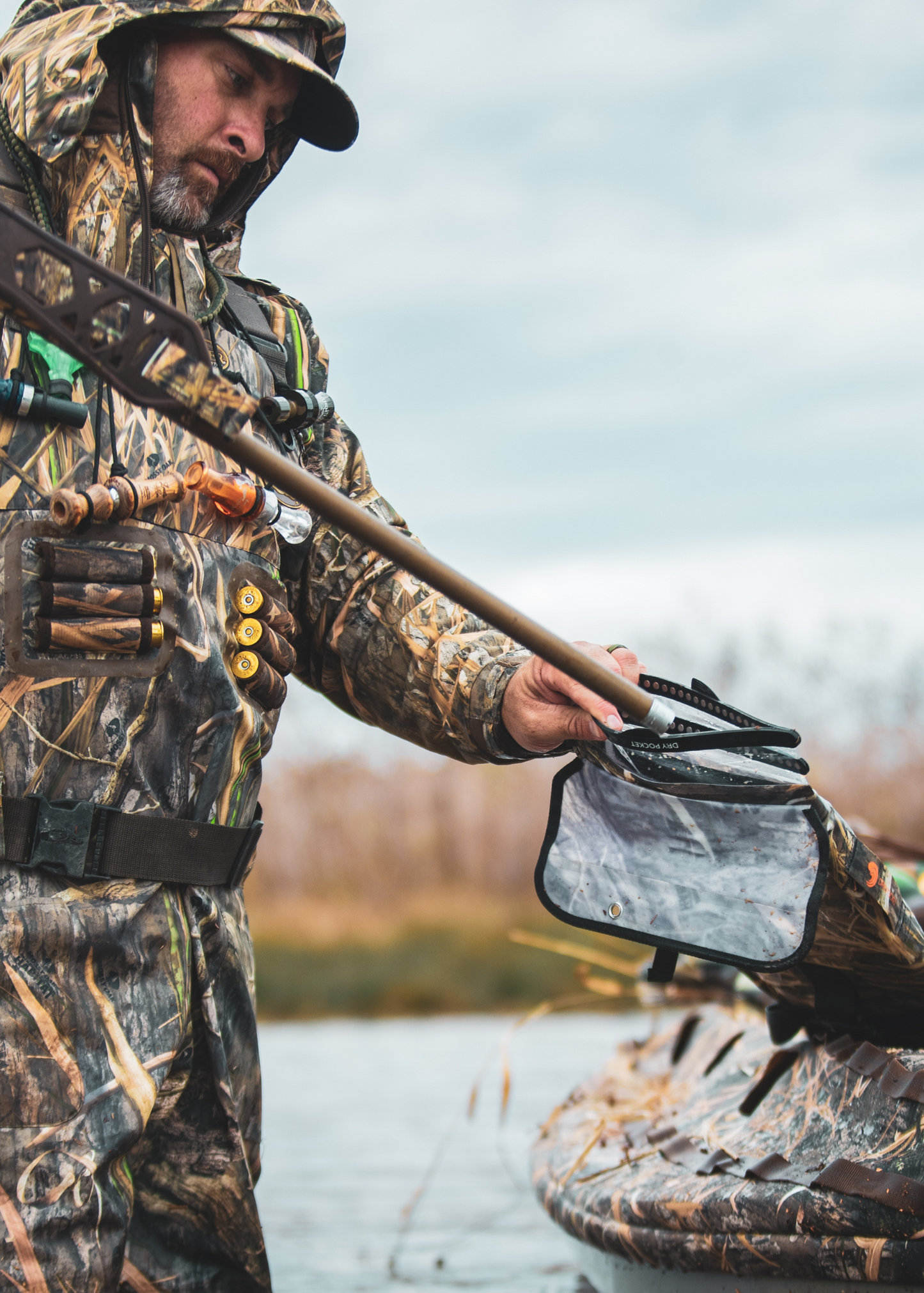 Dry Pocket Mossy Oak - Auto-Sealing, Waterproof, Floating, Scent Proof Shotgun Bag
