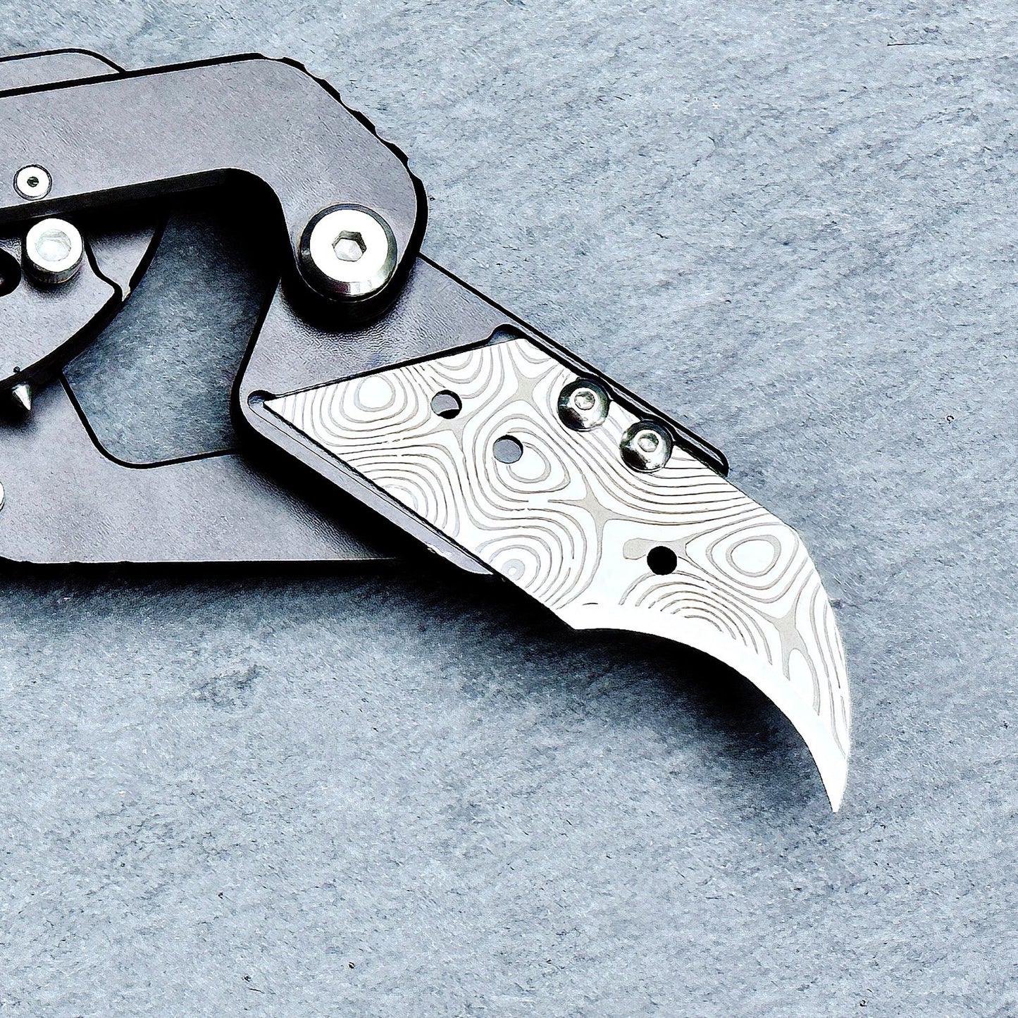 Stinger Survival Tools Laser Engraved Utility Razor Blades, Utility Knife Blades Replacement -Hook Blade Damascus Silver for Dog Tag Blade only