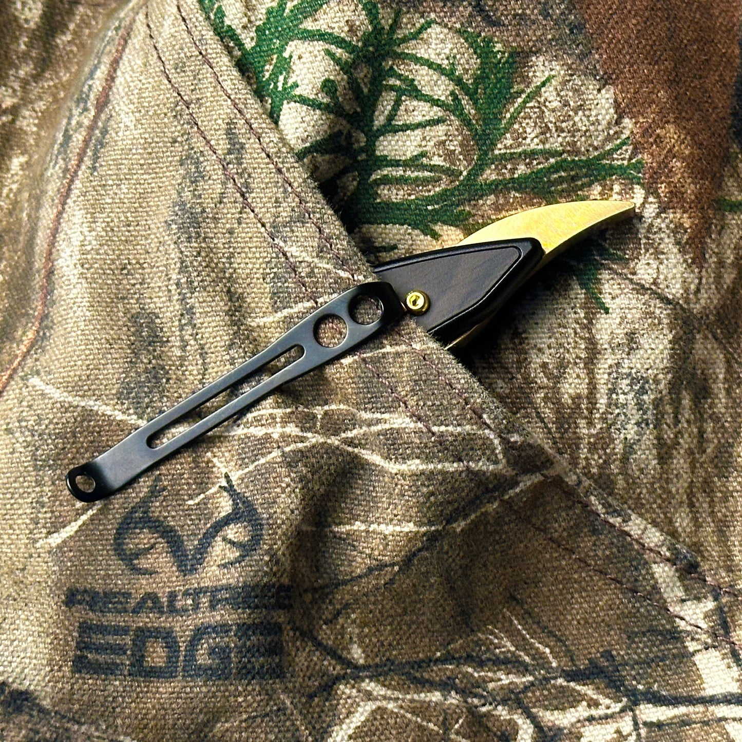 Stinger Survival Tools Brass Edition Vintage Straight Utility Tool (Limited Edition)