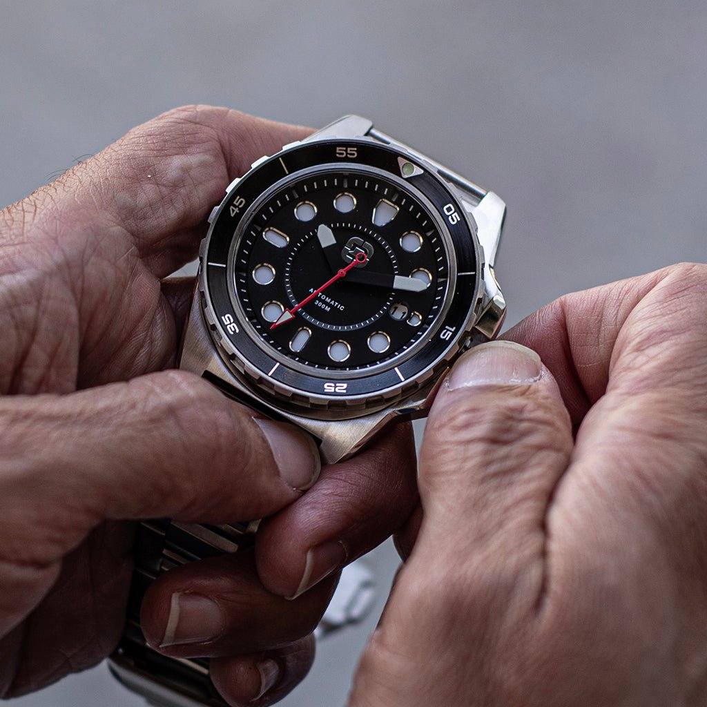 DANGO DV - 02 - AUTOMATIC DIVE WATCH WITH METAL BRACELET - Angler's Pro Tackle & Outdoors