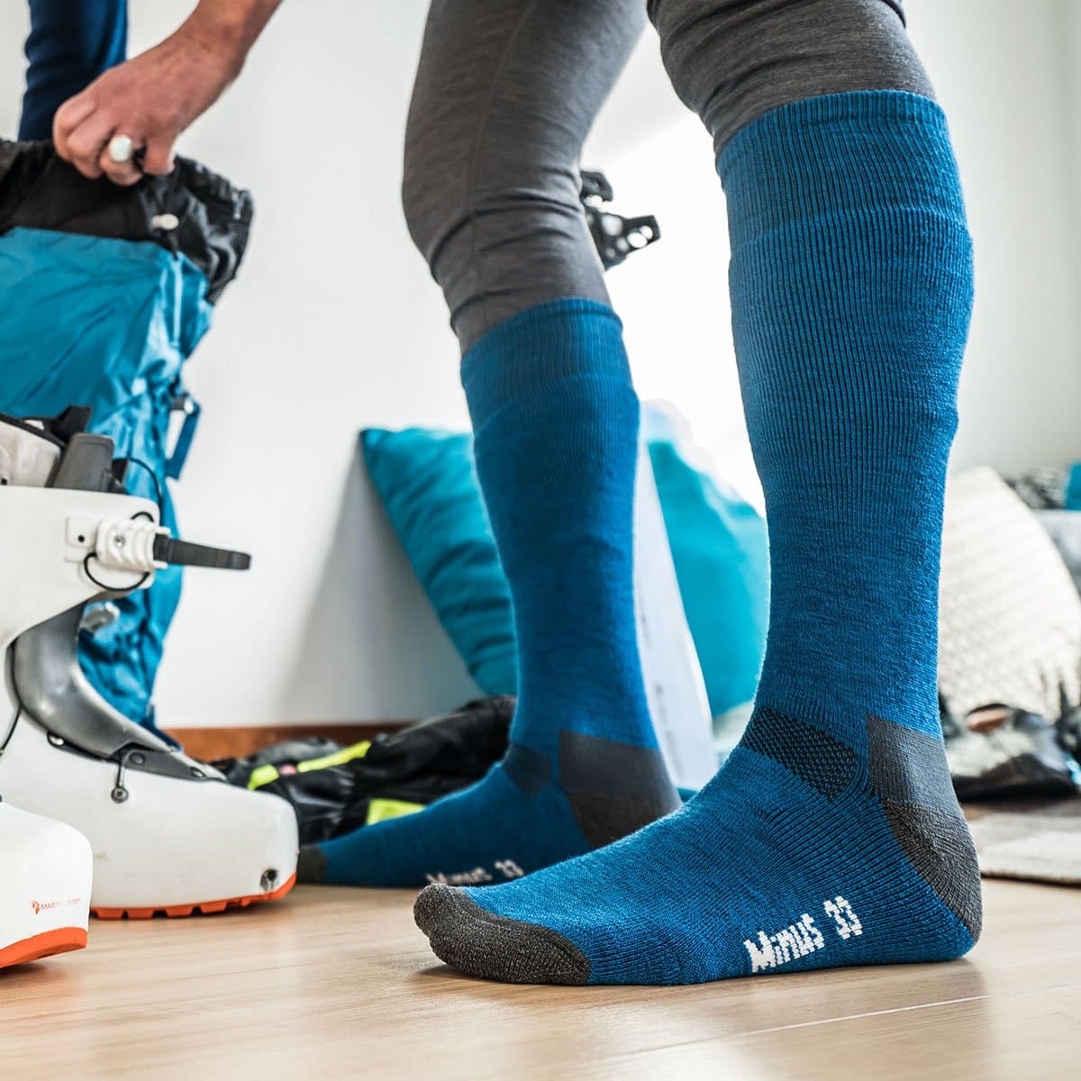 Minus33 Lightweight - Ski and Snowboard Over the Calf Socks