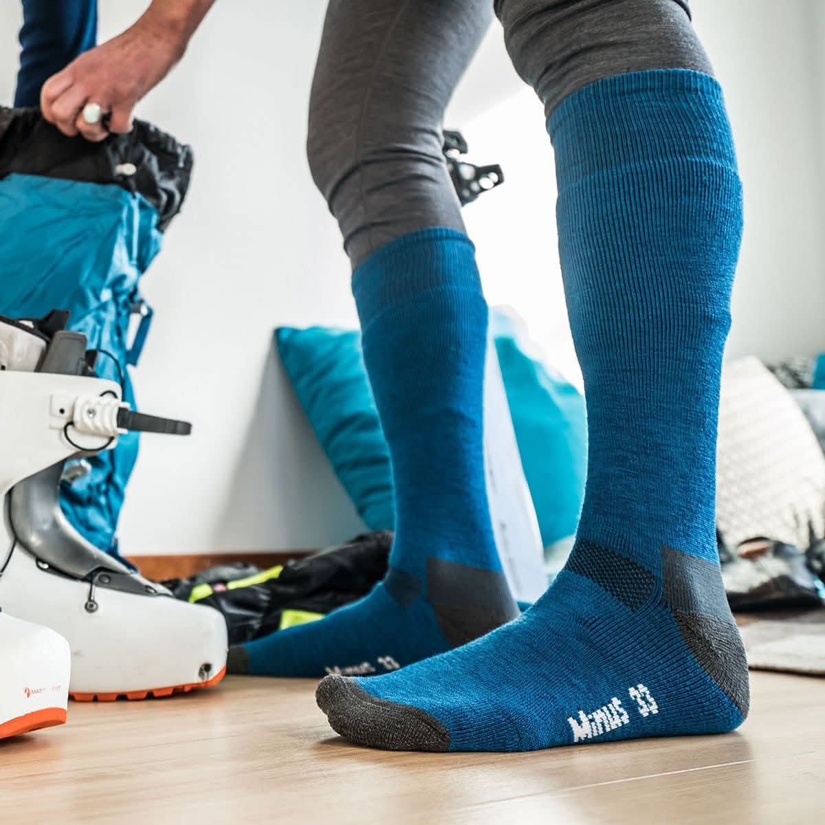 Minus33 Lightweight - Ski and Snowboard Over the Calf Socks