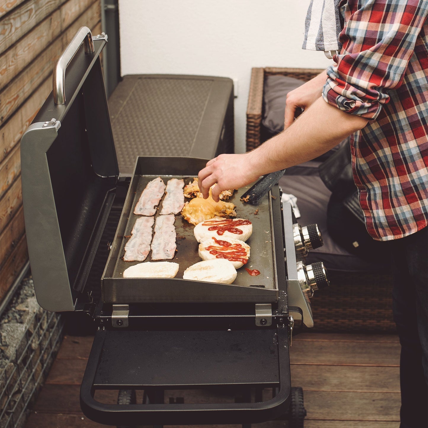 Razor Griddle GGC2030M 25" 2 Burner LP Propane Gas with Folding Shelf, Steel - Angler's Pro Tackle & Outdoors